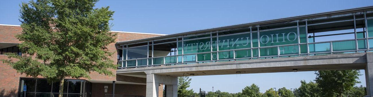 green walking bridge with words 俄亥俄州 Chillicothe on it